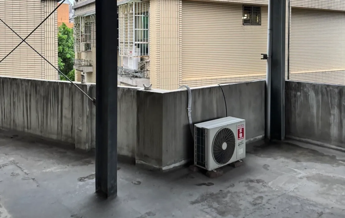 忘记带钥匙的少女，从顶楼往下攀爬想进到6楼屋内，疑因下雨湿滑，不慎失足坠楼。翻摄画面