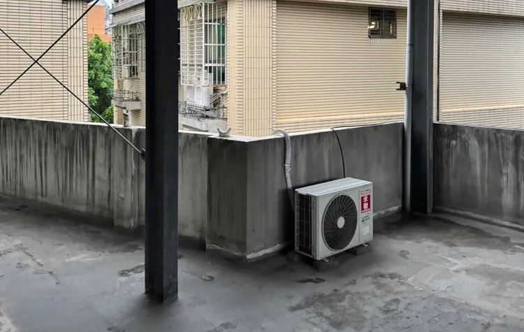 忘記帶鑰匙的少女，從頂樓往下攀爬想進到6樓屋內，疑因下雨濕滑，不慎失足墜樓。翻攝畫面