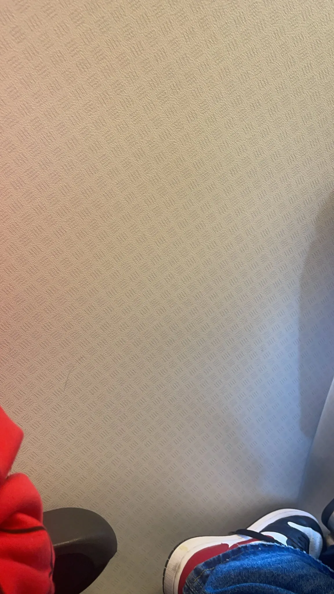 部分靠窗位竟沒有窗戶。翻攝自X @tabieitalvr