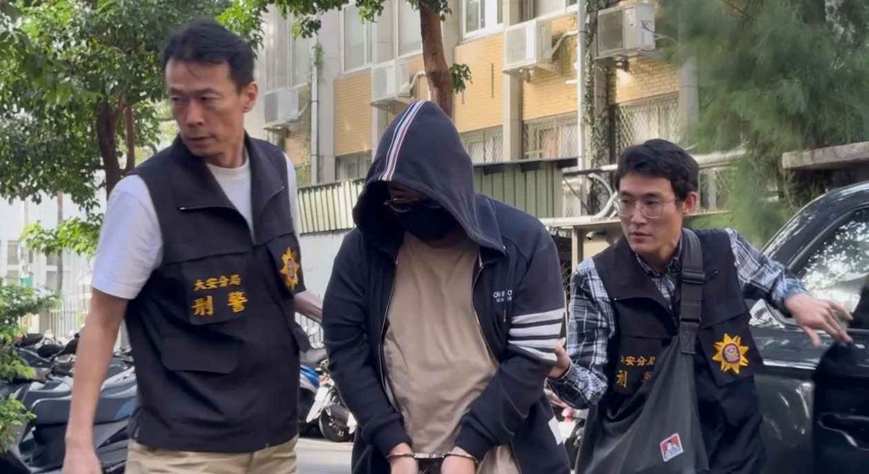 协助将豪车开走藏放的核心干部邱子恩。谢亚庭摄