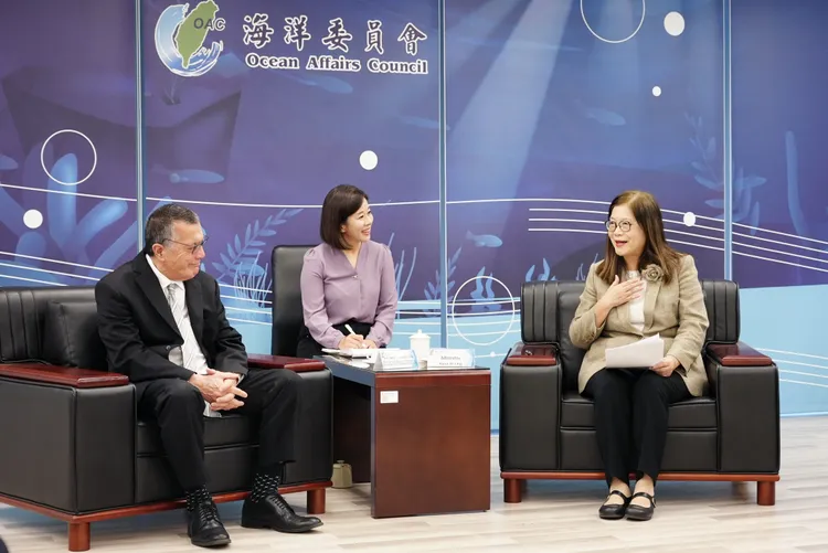 管碧玲與三國大使對談，彼此交流意見，更感謝友邦對台支持。海委會提供