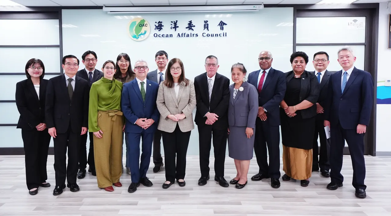 海委会主委管碧玲与3国使团成员合影留念。海委会提供