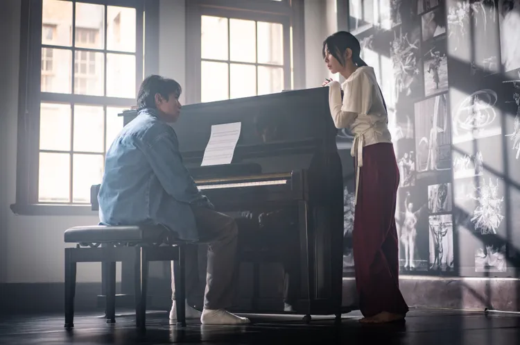 初孟軒在劇中飾演新銳劇場導演，相當欣賞邵雨薇的才華。風暴國際股份有限公司提供