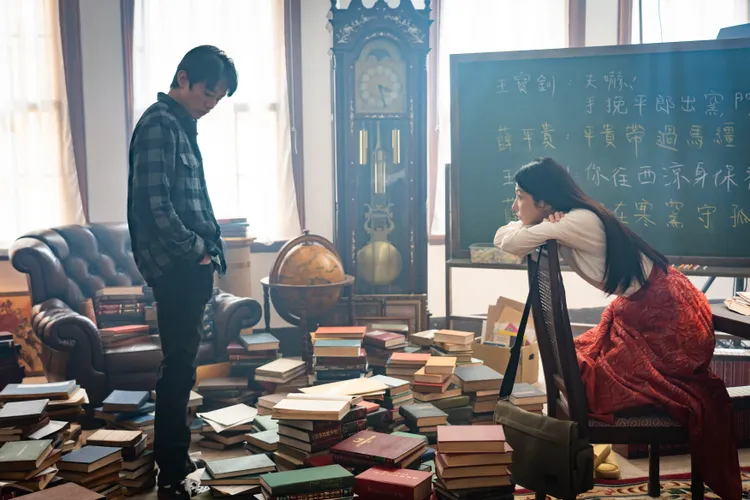 初孟軒在劇場中遇見劇團名伶邵雨薇，兩人一起苦思劇本。風暴國際股份有限公司提供