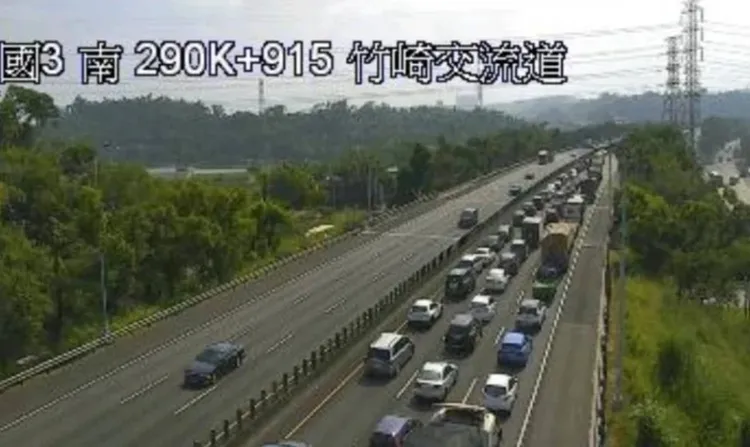 車禍一度造成後方回堵約4公里，在近午時排除。翻攝照片
