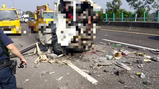 国3嘉义段惊悚车祸！追撞后驾驶「挂」挡风玻璃　与随车移工送医均不治