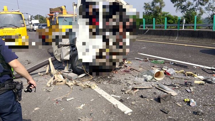 國道恐怖車禍2死！駕駛噴車外「掛」擋風玻璃身亡