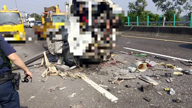 盧男不慎追撞前方貨車，他差點噴出「掛」在擋風玻璃上，與隨車的菲籍移工送醫後均宣告不治。翻攝照片