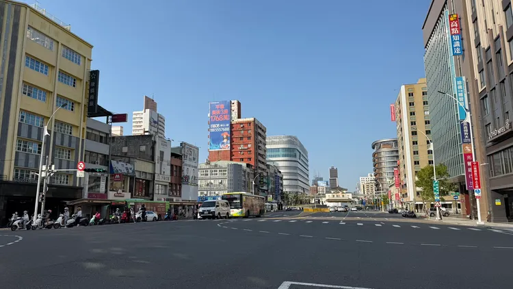 高雄車站商圈交通便利，吸引購屋族青睞。信義房屋提供