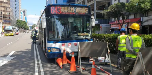 新店客运撞路面告示牌　两6岁幼童在内共3人受伤送医