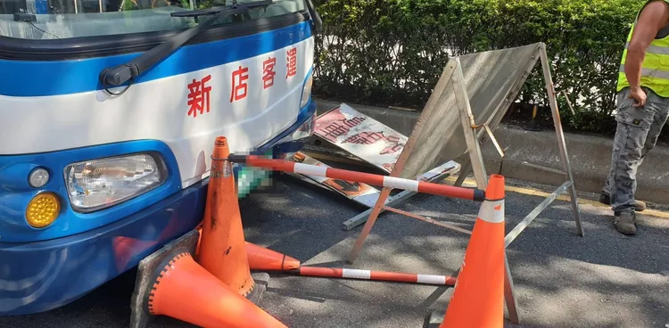 新店客運撞擊路面施工告示牌。翻攝畫面