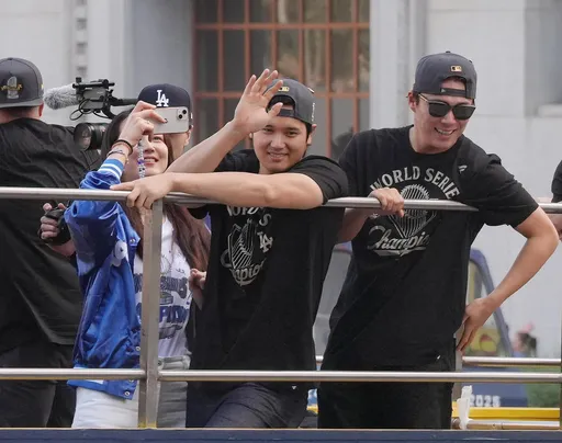 想换iPhone 17了吗？大谷翔平老婆还在用iPhone 13！