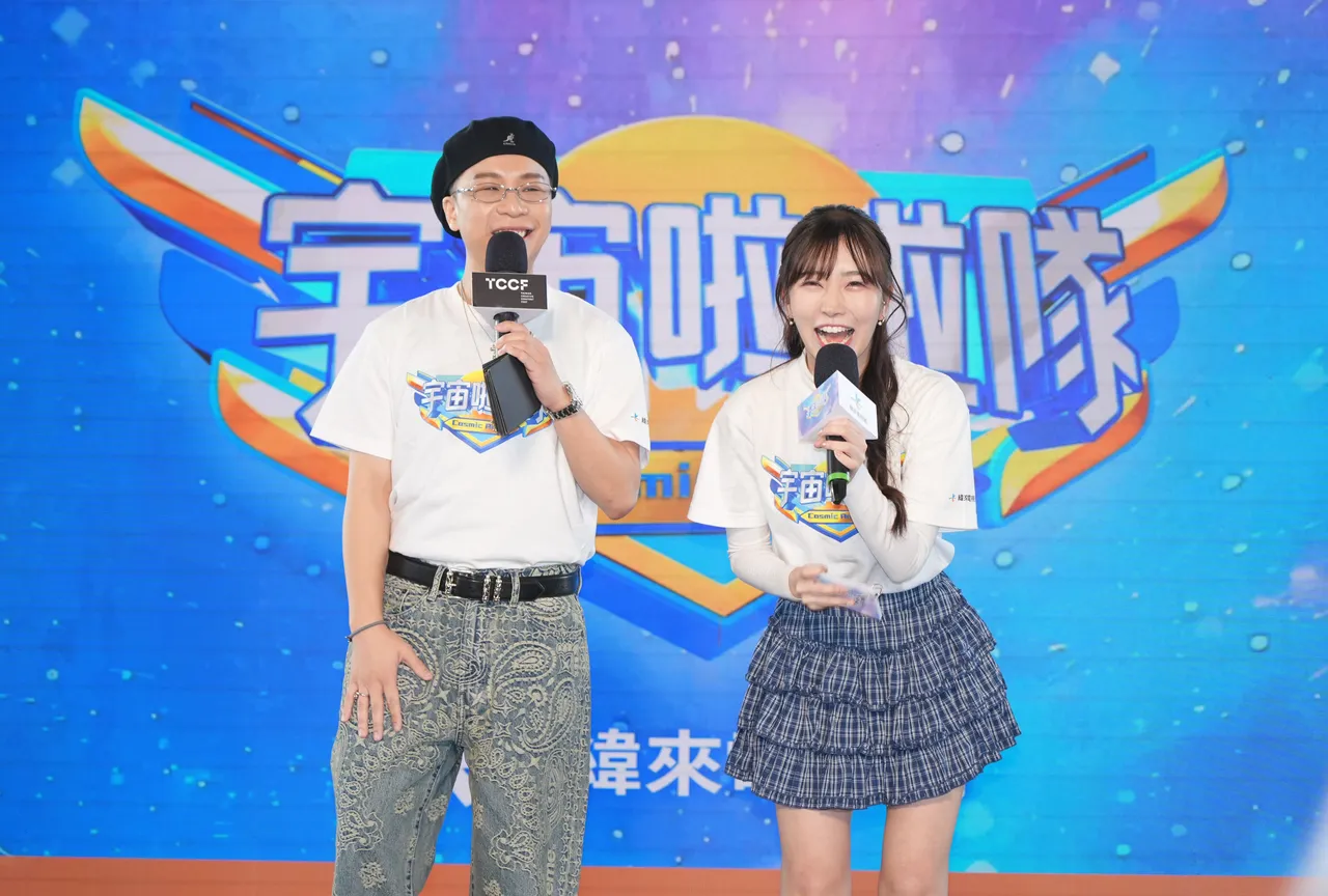 麻由（右）最近担任选秀节目《宇宙啦啦队》的海选主持人，左为派翠克。摄影中心摄