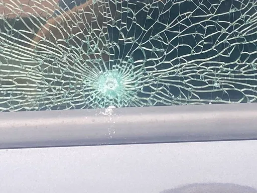 美濃民眾車窗疑遭鋼珠毀損　警方積極查處中