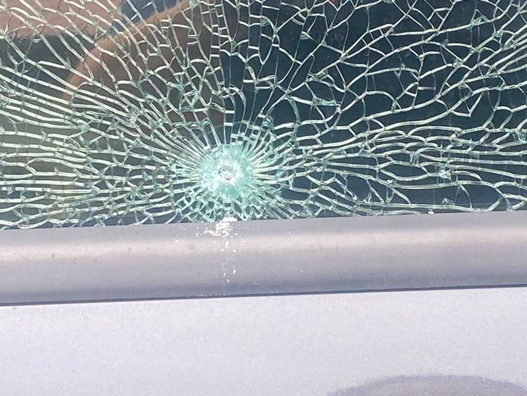 美濃民眾車窗疑遭鋼珠毀損 警方積極查處中