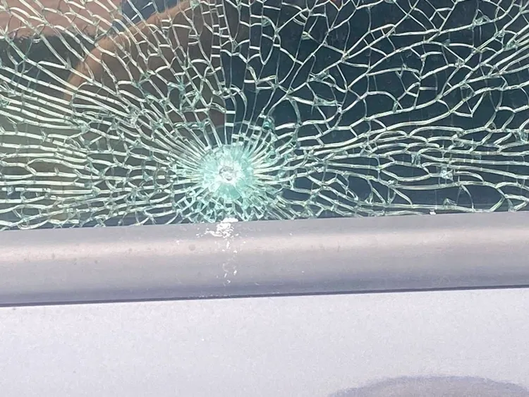民众发现车窗玻璃一面有裂痕。翻摄画面