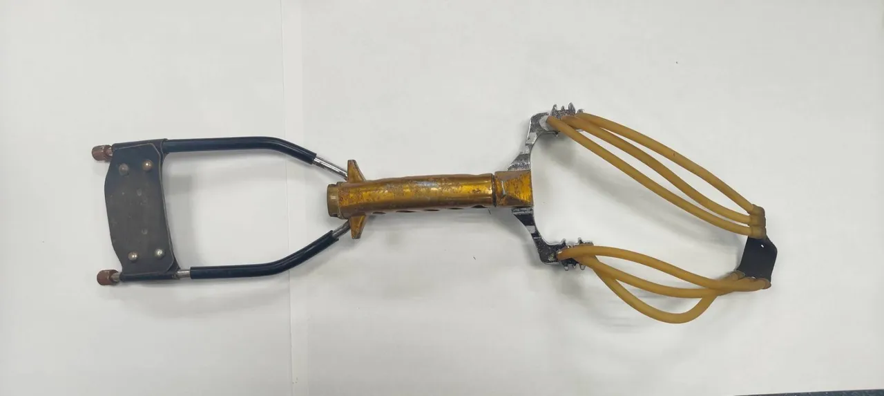 查扣犯案工具強力彈弓1把。翻攝畫面