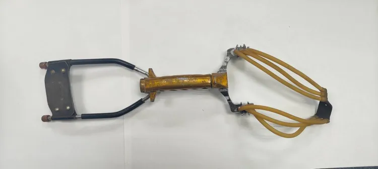 查扣犯案工具強力彈弓1把。翻攝畫面