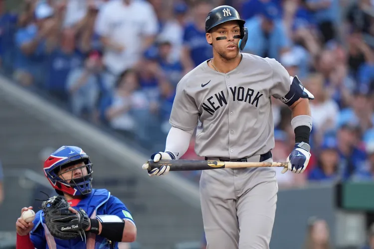 贾吉拿下生涯第3座MVP。美联社