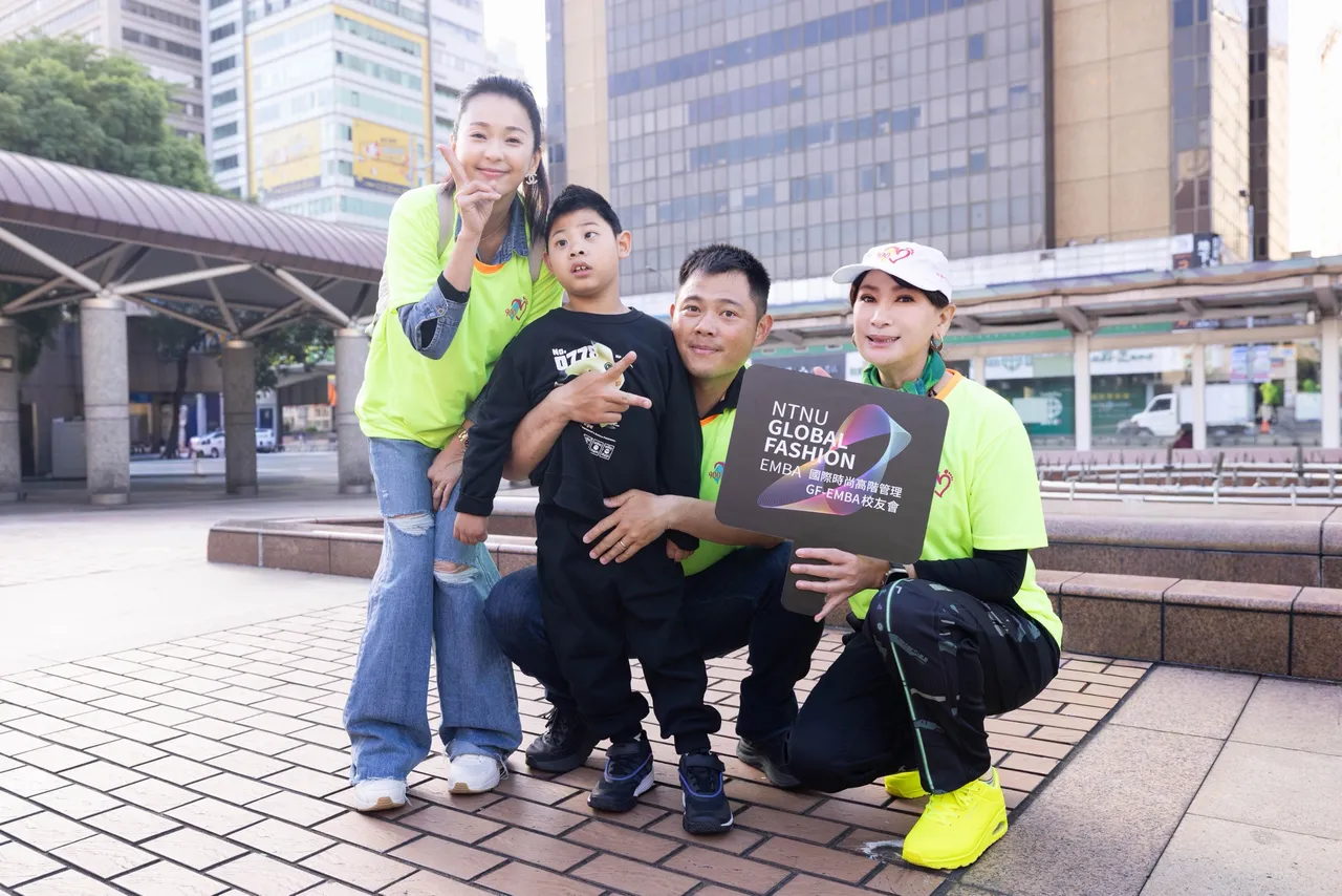 陈亚兰（右）与六月（左）为公益爱行脚活动最年轻「小勇士」送上祝福。台师大GF-EMBA提供