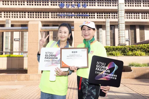 六月韧带撕裂近况曝光　携陈亚兰徒步做公益