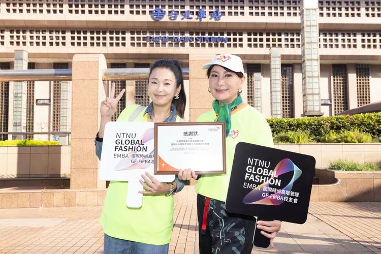 金钟影帝陈亚兰（右）与六月一起做公益。台师大GF-EMBA提供