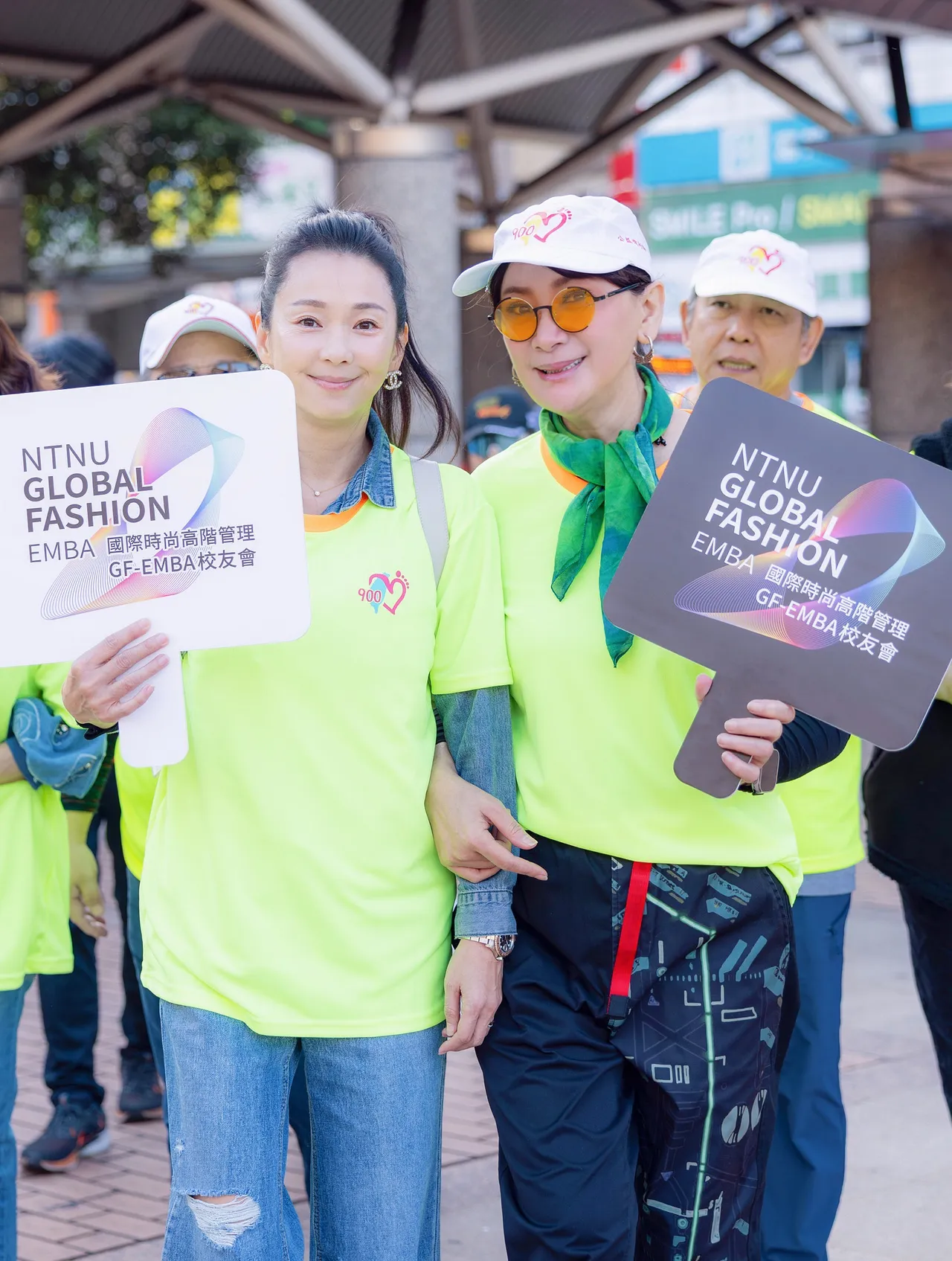 陈亚兰（右）与六月携手做公益。台师大GF-EMBA提供