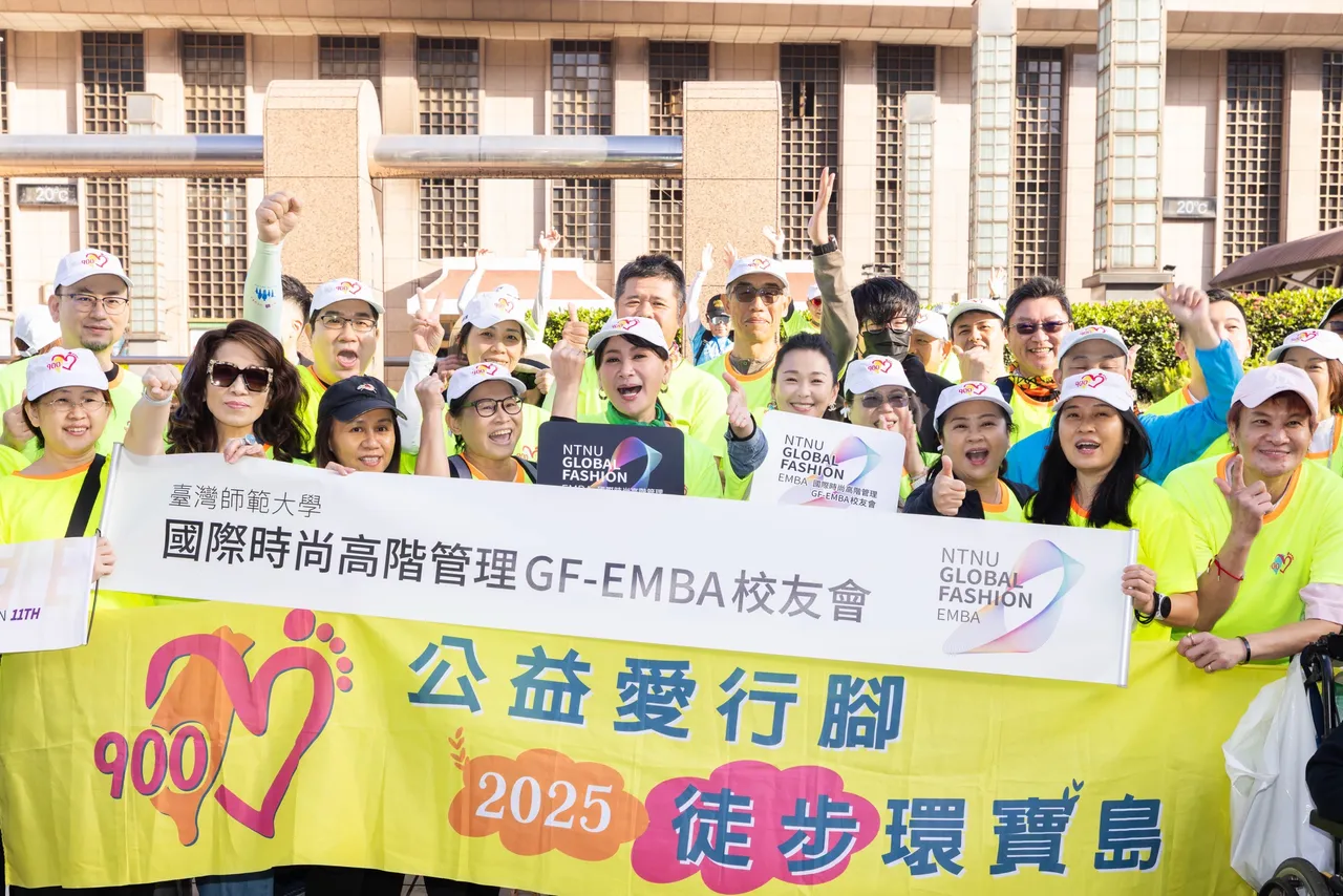 陈亚兰（前中）徒步行善。台师大GF-EMBA提供