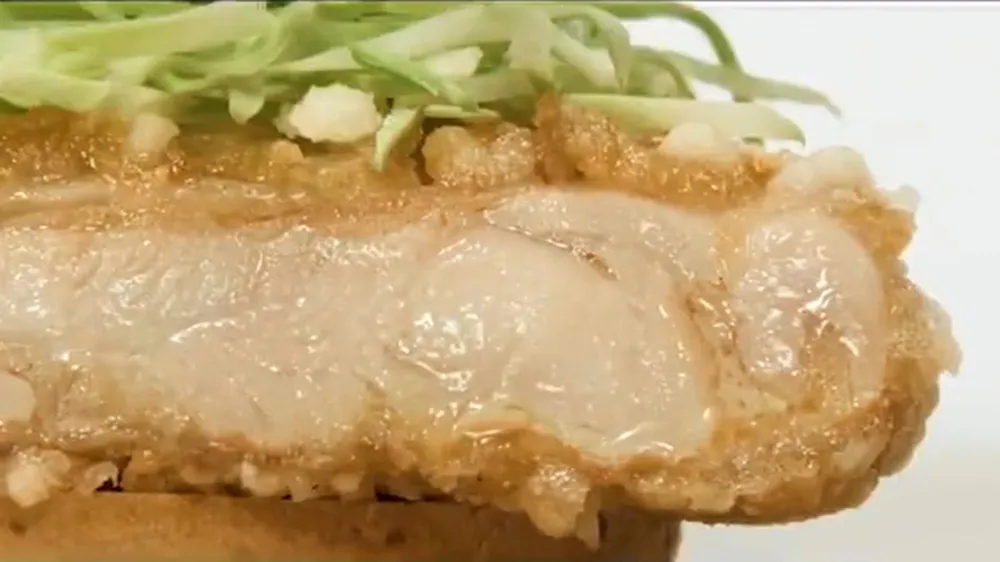 日本肯德基新漢堡的炸雞腿排切面。翻攝自日本肯德基X