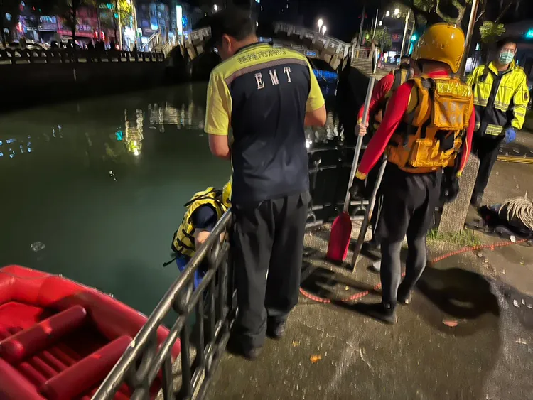 警消下水後發現一名老翁已明顯死亡。翻攝照片