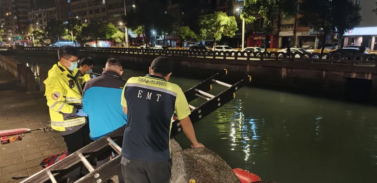 警消赶抵现场后立刻下水打捞遗体。翻摄照片