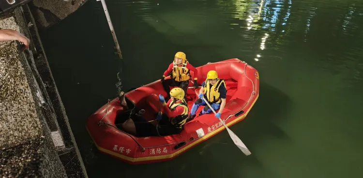 消防局獲報後出動各式救災車、艇趕往現場救援。翻攝照片