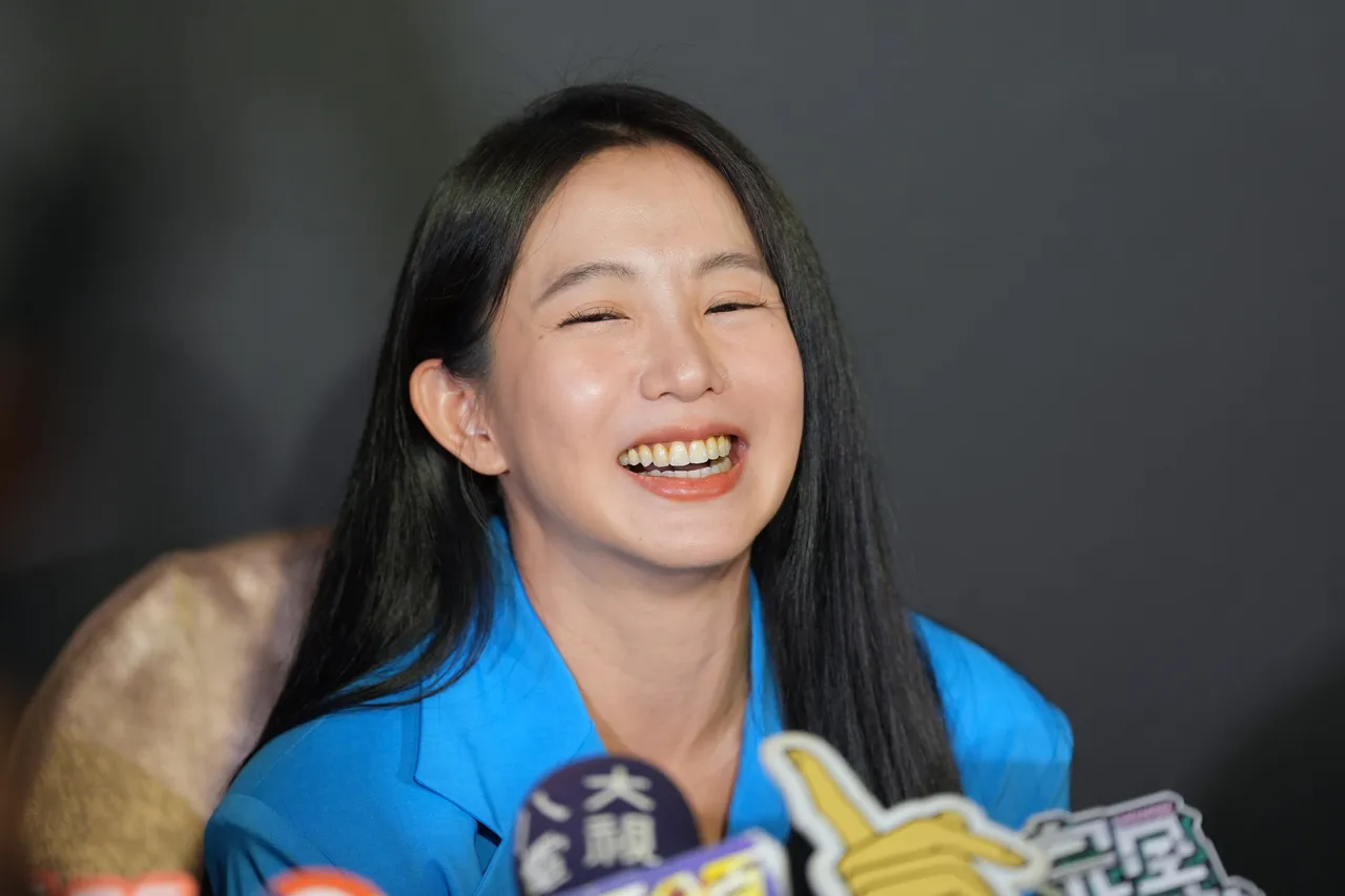 郭书瑶加入新东家春风满面。娱乐中心摄