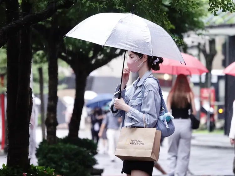 明日新一波东北季风将挟水气南下，北部、东半部转局部短暂雨。庄宗达摄