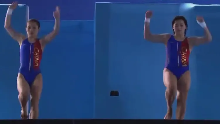 全红婵（右）与王伟莹搭档出战，全红婵的身形明显比过去大一号。翻摄自《央视》