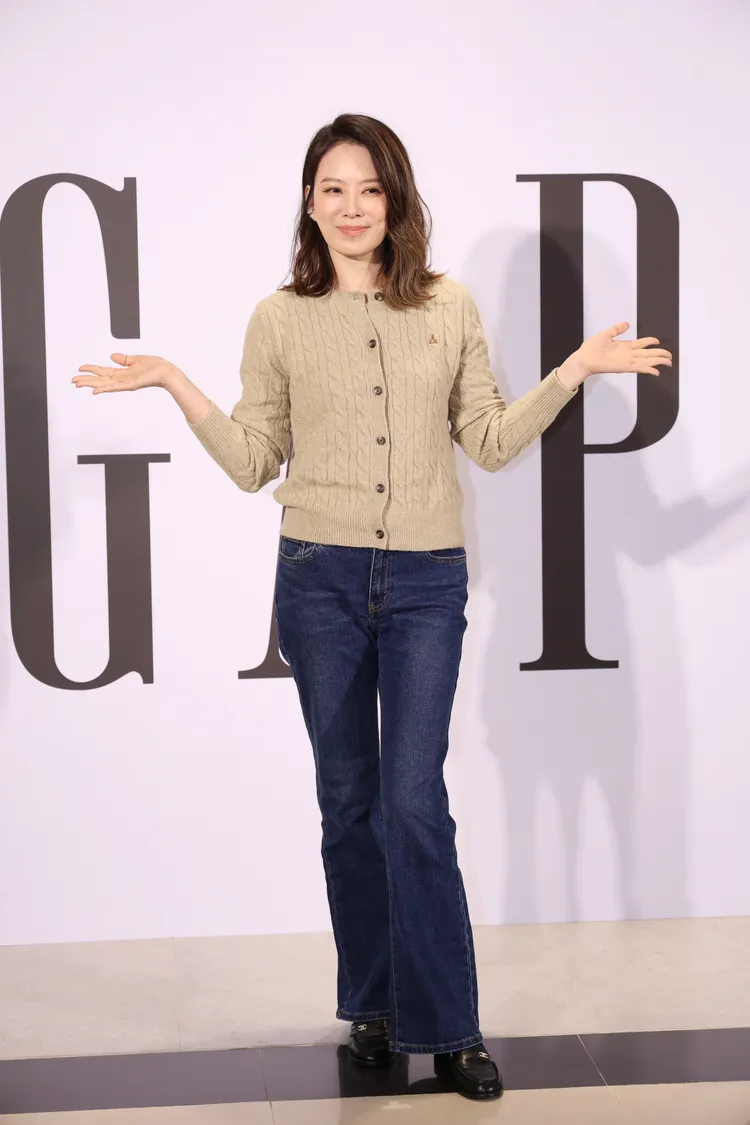 Melody穿著奶茶色針織衫搭配經典的Denim喇叭牛仔褲。莊宗達攝