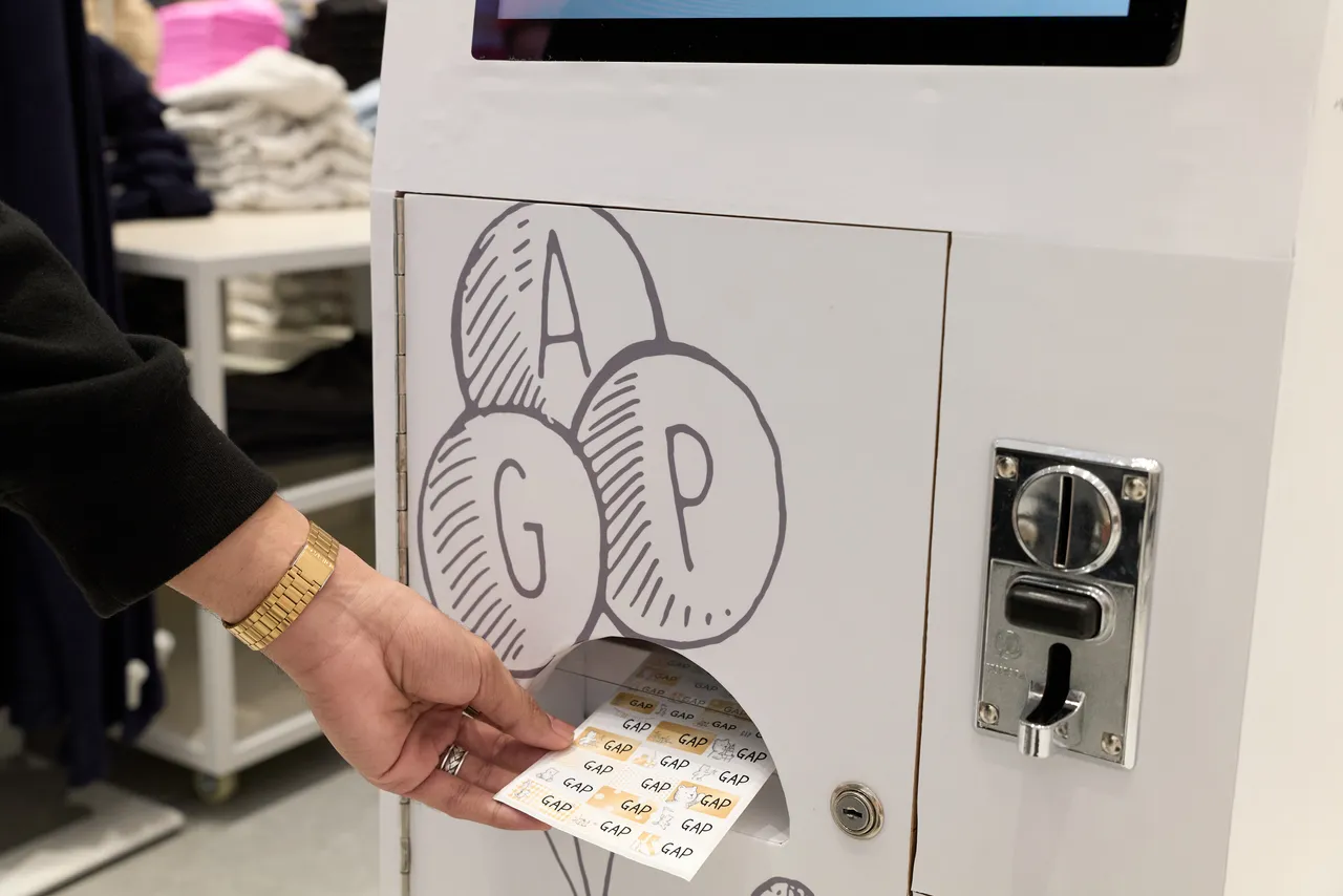 即日起至11月23日期间，任意消费即可体验Gap客制姓名贴乙次。品牌提供