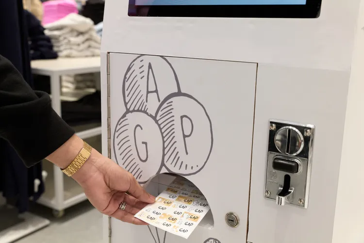 即日起至11月23日期間，任意消費即可體驗Gap客製姓名貼乙次。品牌提供