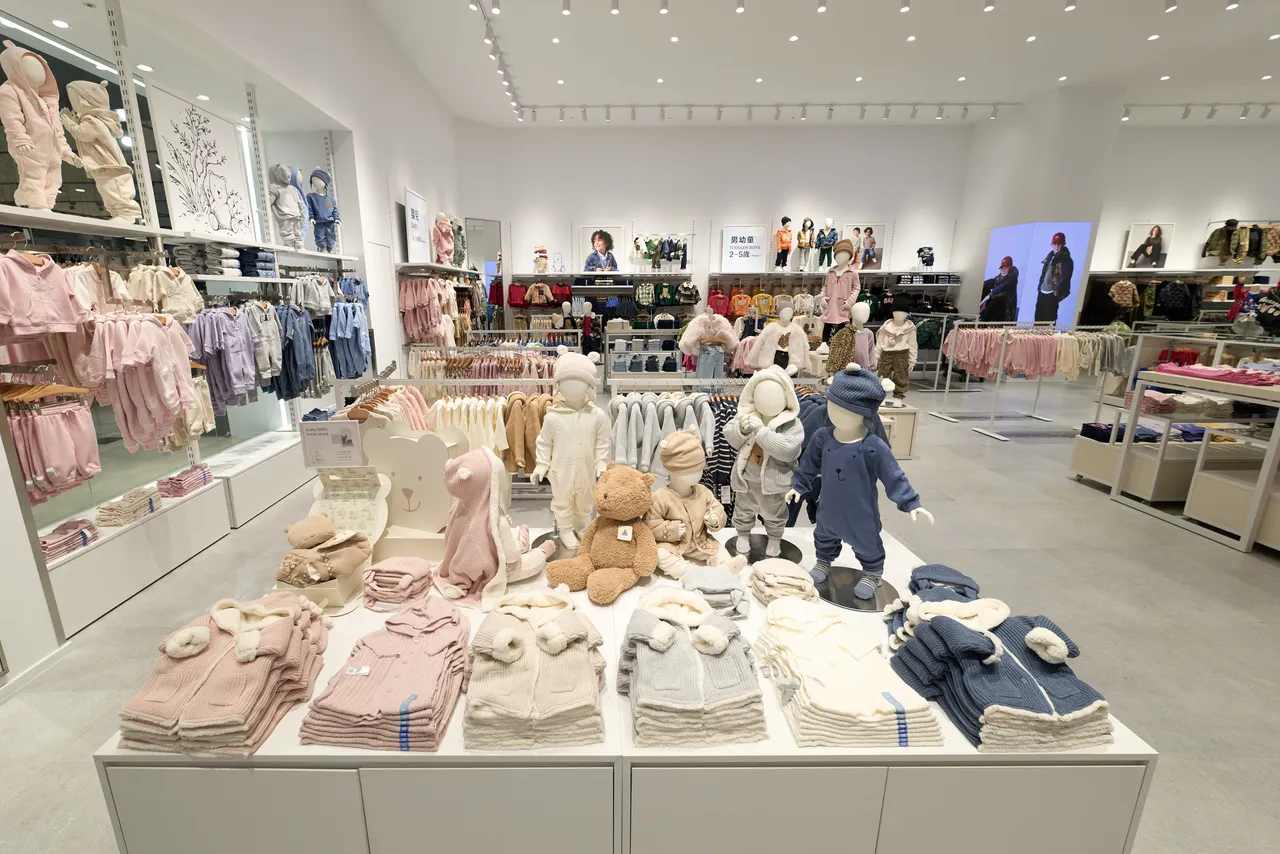 全新门市也带来齐全的新生儿、童装系列。品牌提供
