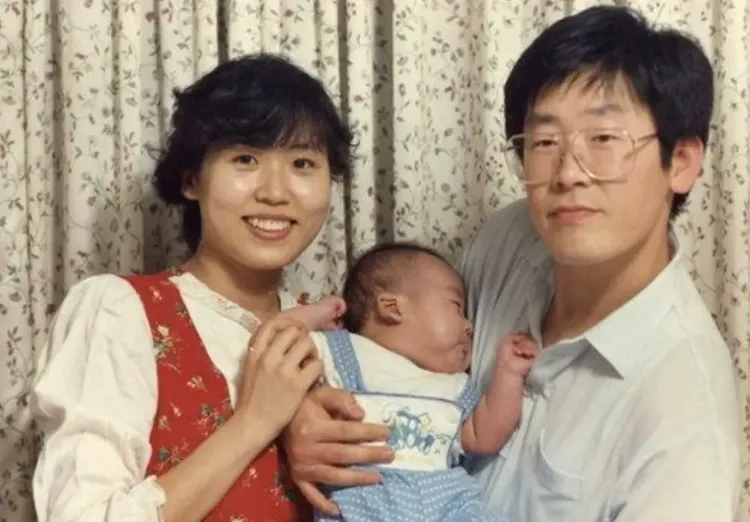金惠景與李在明抱著剛出生的小孩。翻攝自X