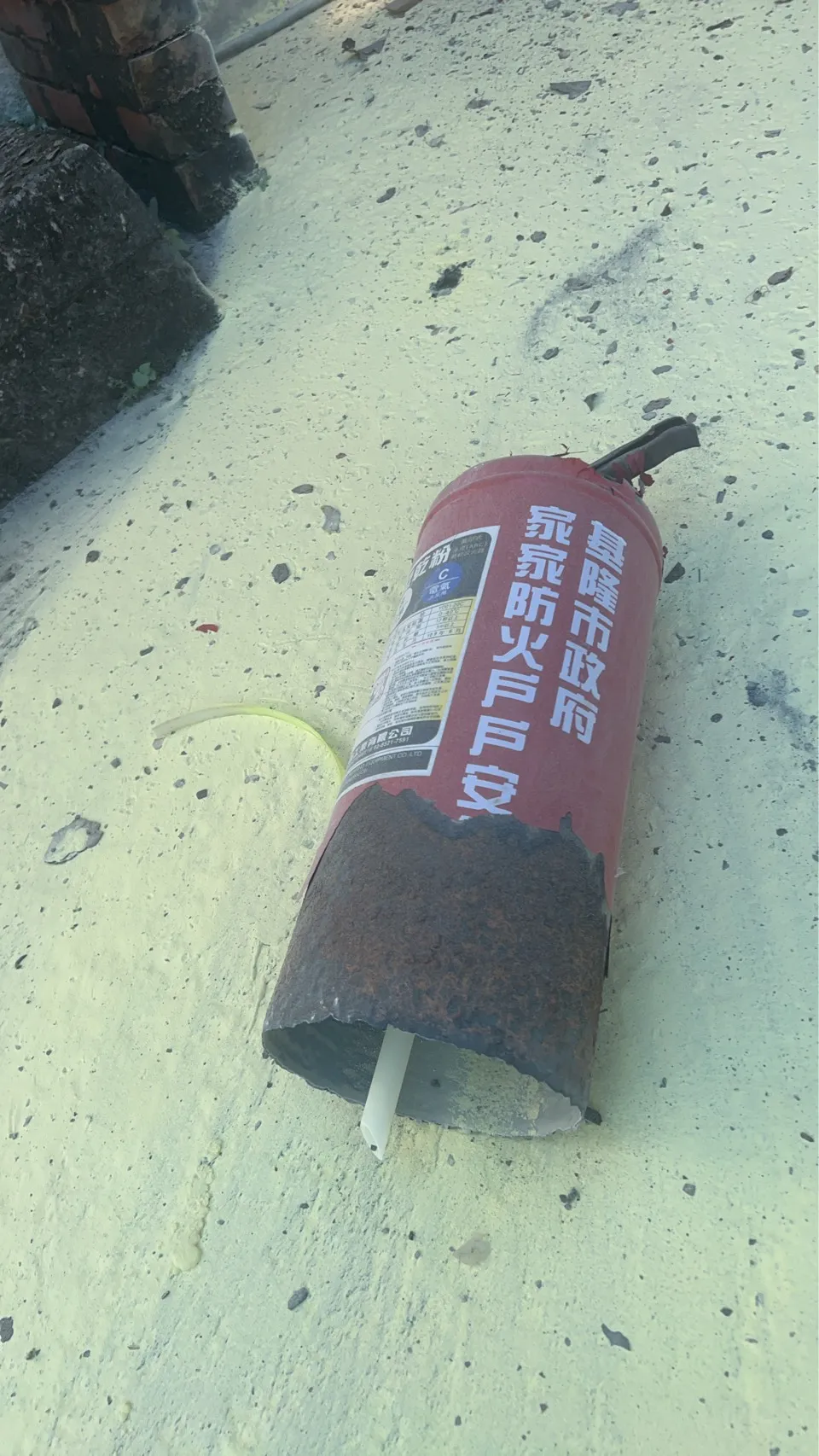 灭火器发生爆炸，导致底座当场喷飞不见。翻摄照片