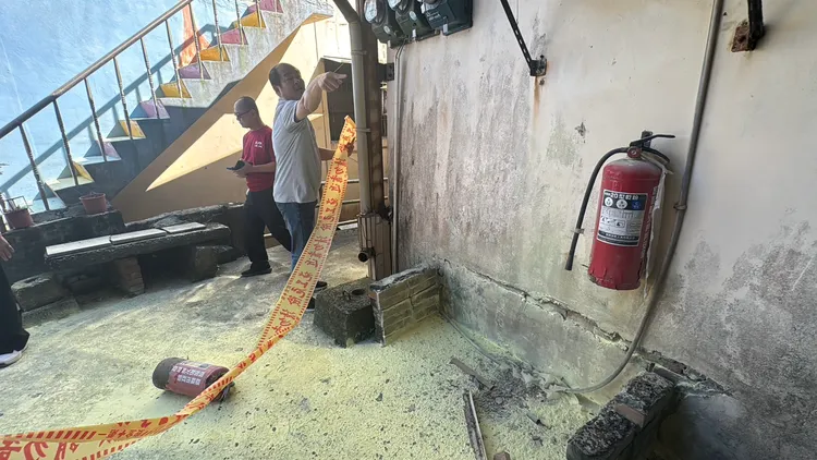 灭火器突然发生爆炸，所幸全案没有人员受伤。翻摄照片