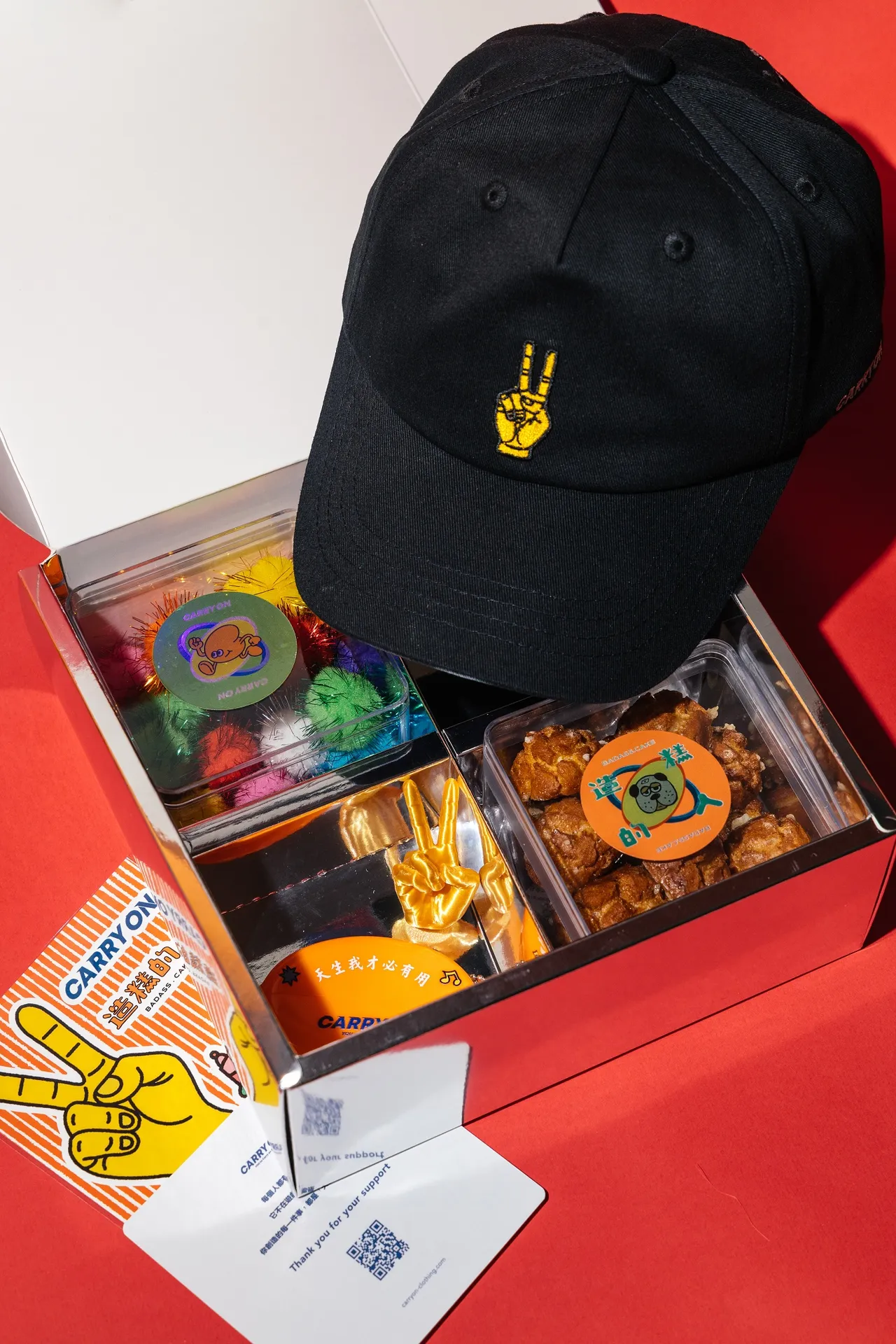 联名礼盒涵盖潮流配件、生活小物，以及暖心甜点。品牌提供