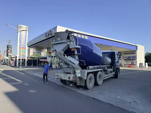 水泥预拌车转进加油站疑视线死角　高雄8旬老妇遭辗命丧轮下