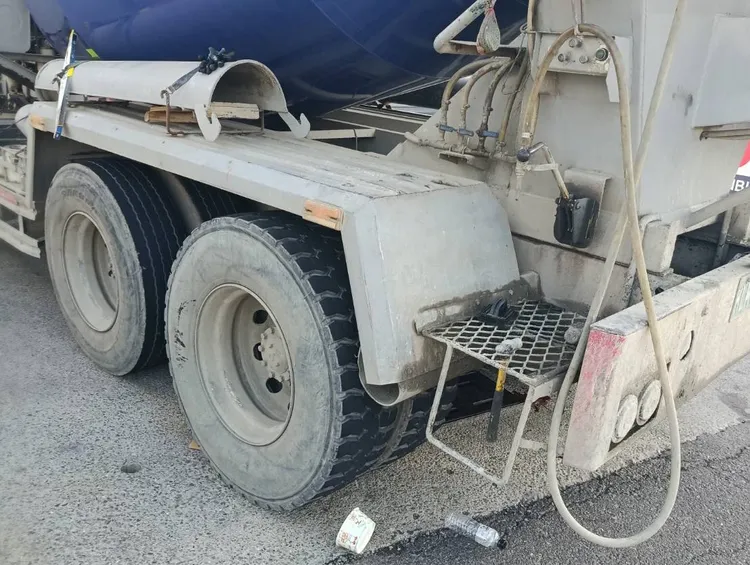 81歲陳婦卡在車底，手上回收物散落一地，送醫後仍回天乏術。民眾提供