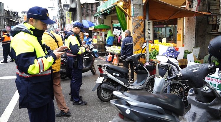 桃市府聯合稽查強力執法 改善南門市場周邊交通首日成績亮眼