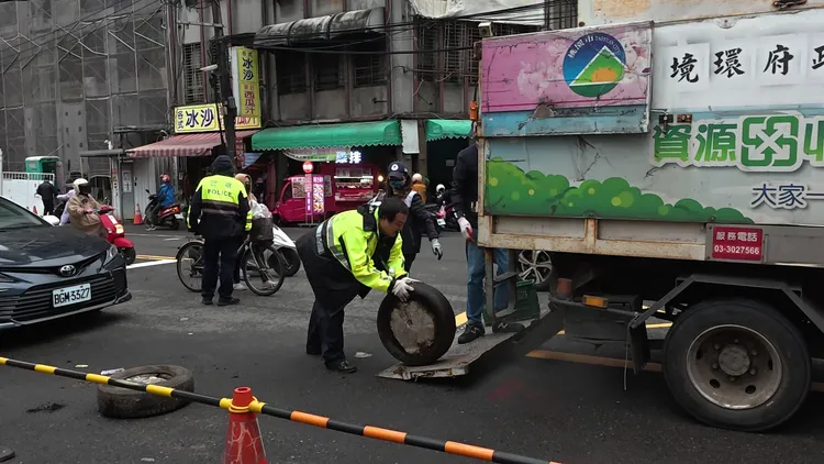 環管處協助清理廢棄物。經發局提供