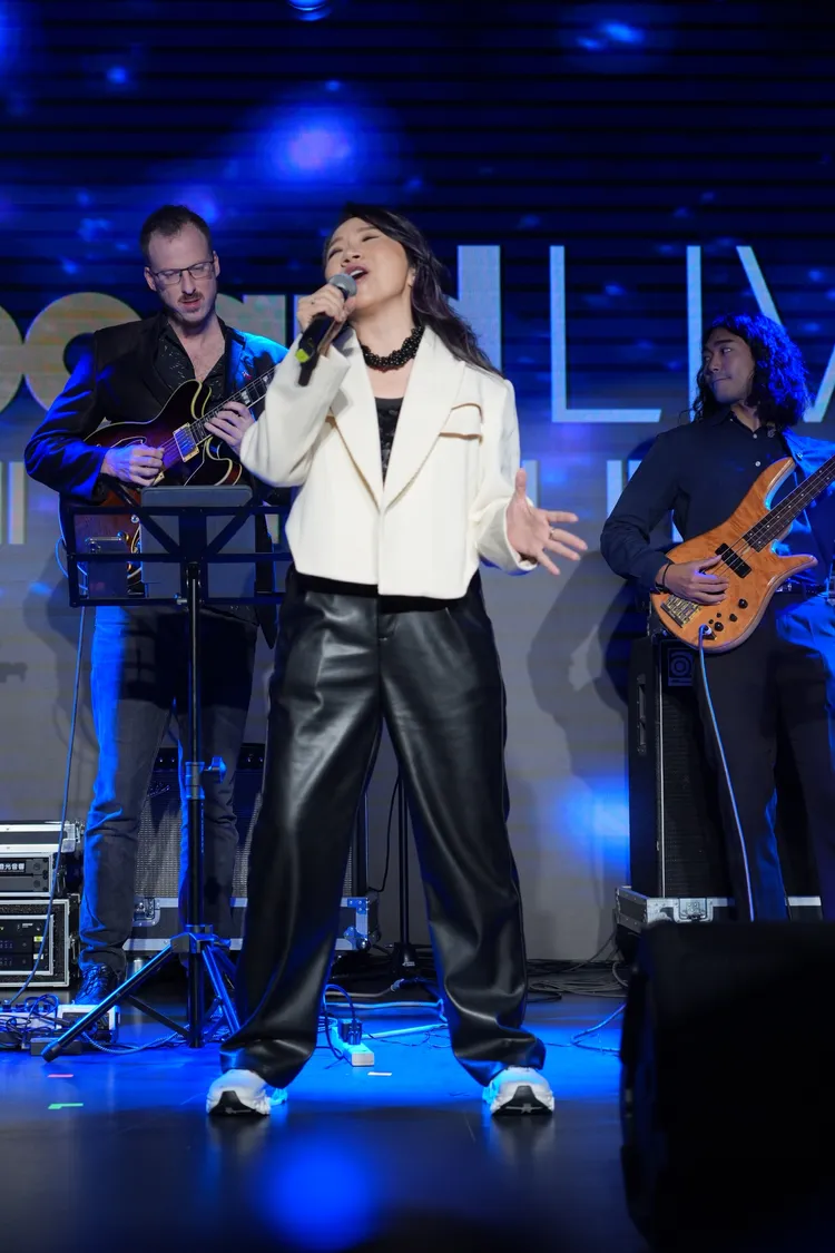 陶晶瑩現場演唱《LOVE》測試音響設備。彭欣偉攝