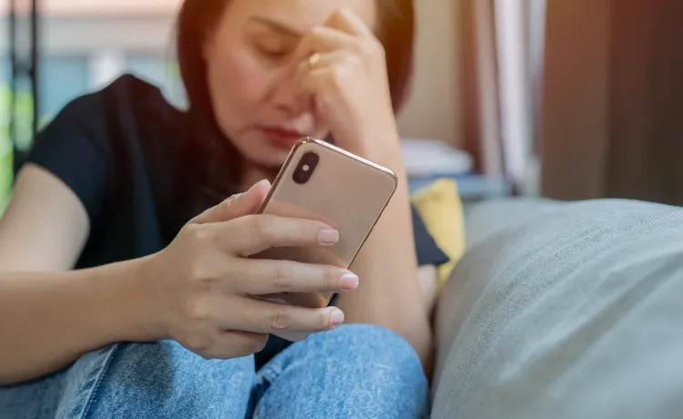 长时间蓝光暴露与近距离专注，容易造成眼睛酸涩、干涩疲劳、红眼模糊等症状。红崴提供