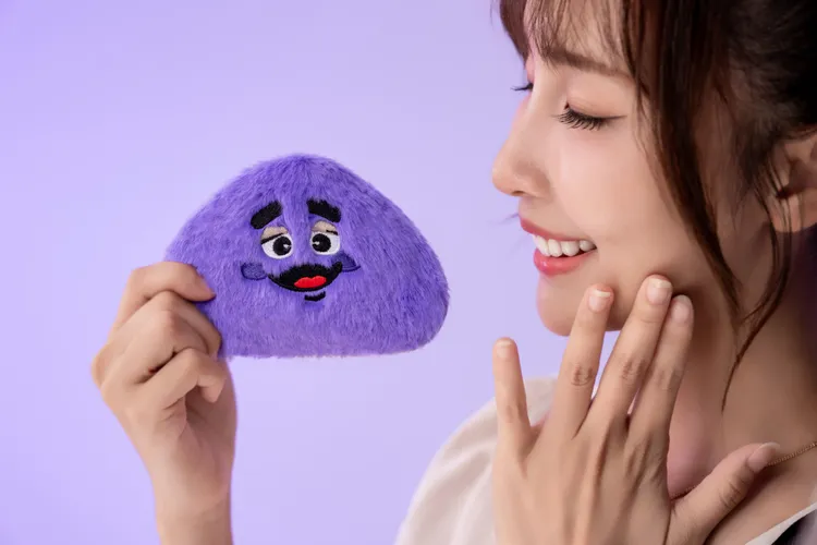 這次和奶昔同步開賣還有去年在韓國瘋搶的「奶昔大哥毛毛包」。麥當勞提供